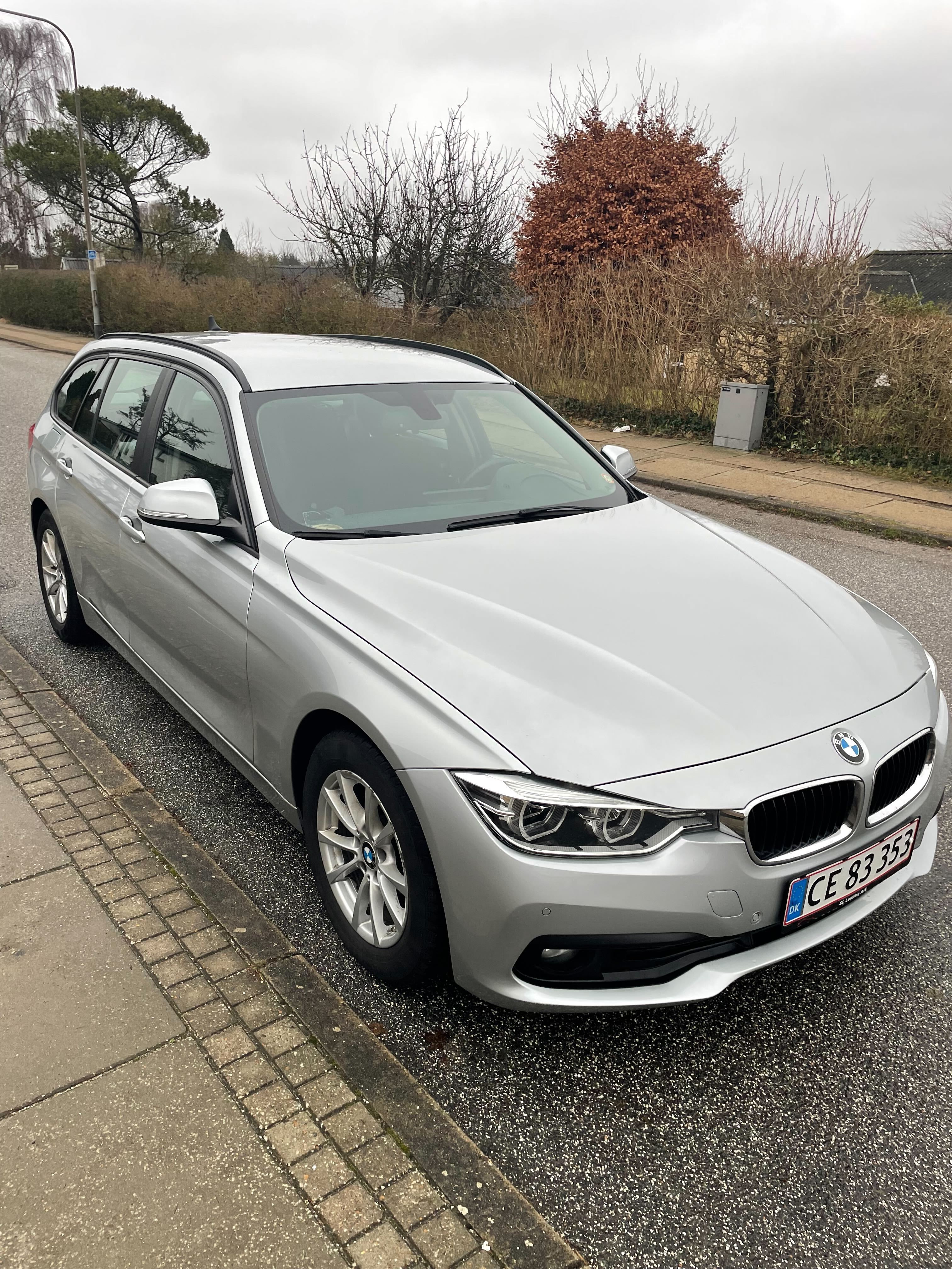 Sølv BMW 320 fra 2016