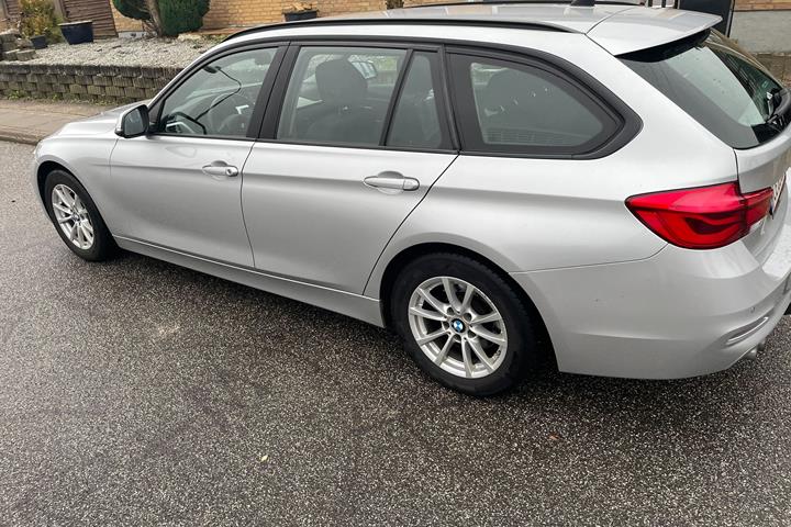 Sølv BMW 320 fra 2016