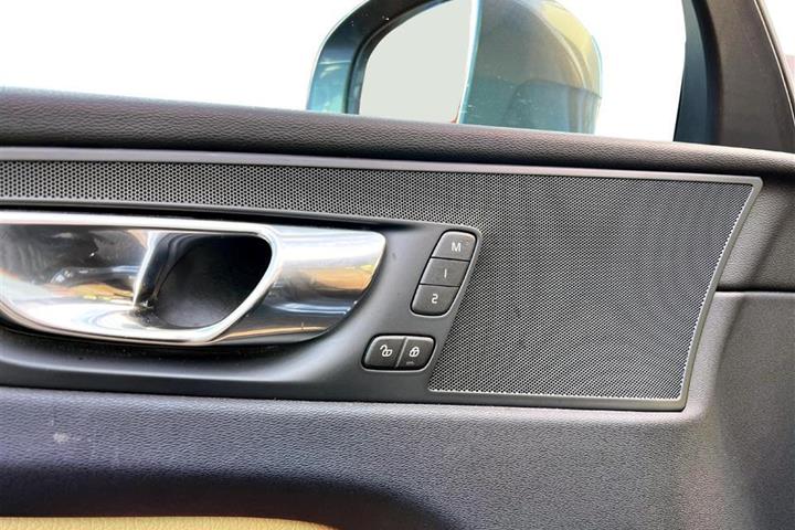 Grå Volvo XC60 fra 2018