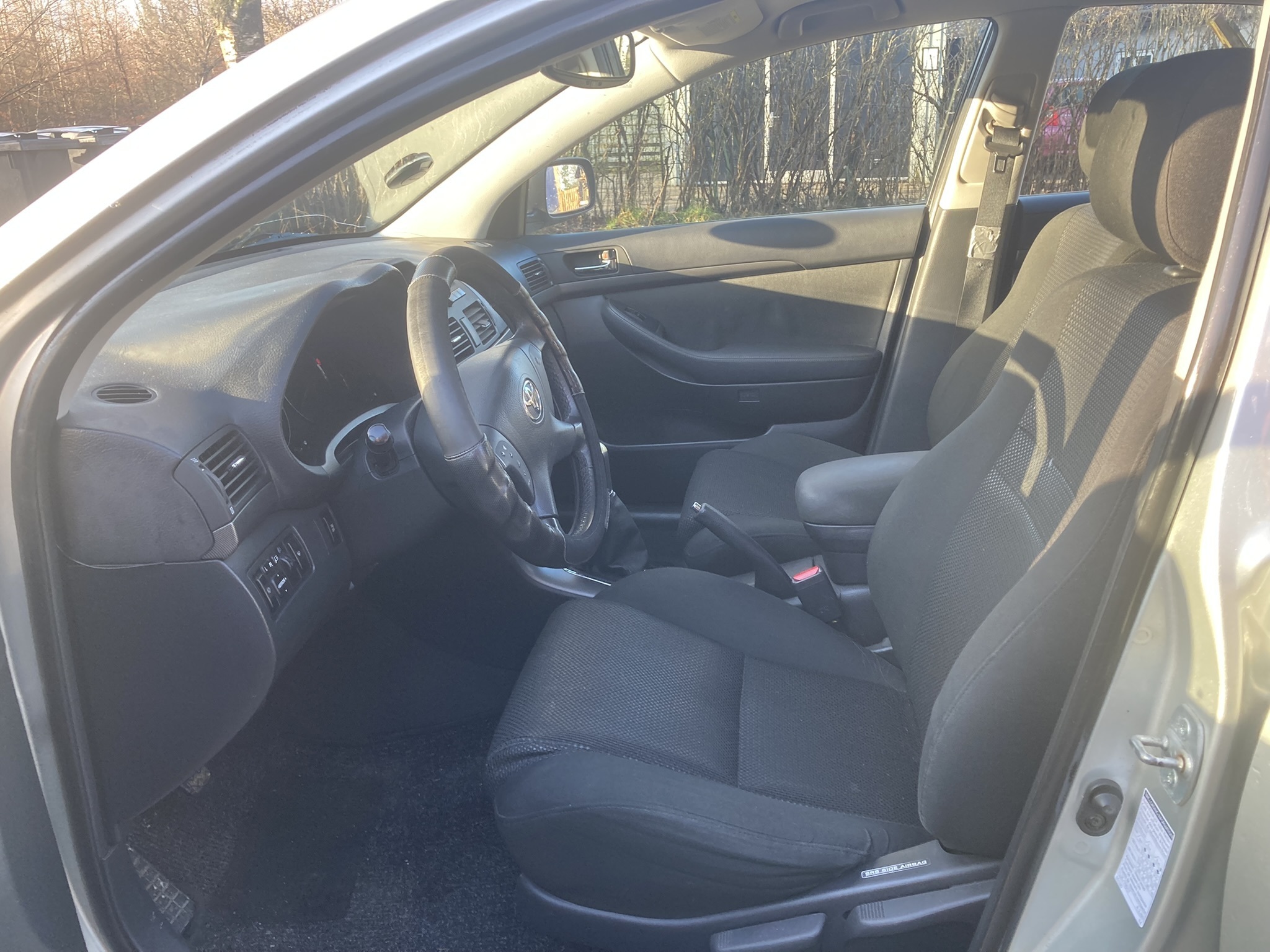 Sølv Toyota Avensis fra 2005