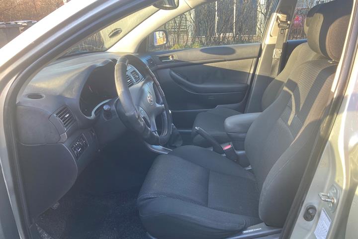 Sølv Toyota Avensis fra 2005