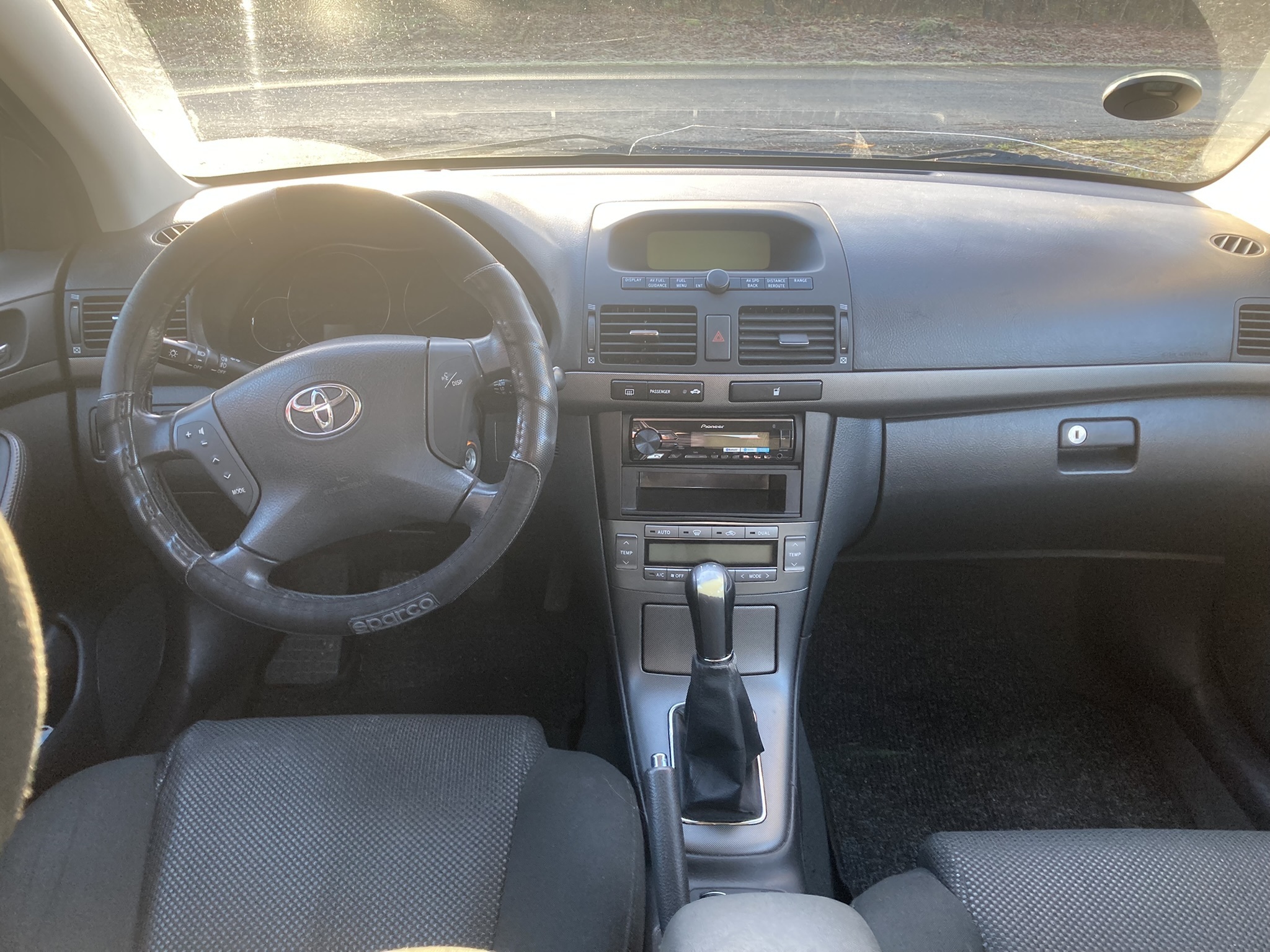 Sølv Toyota Avensis fra 2005