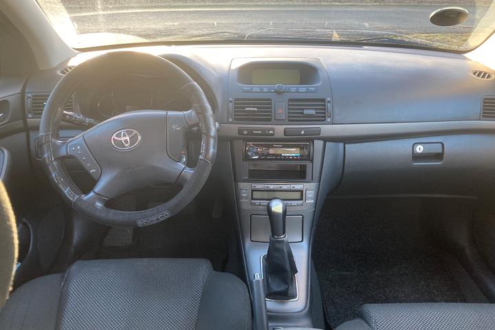 Sølv Toyota Avensis fra 2005