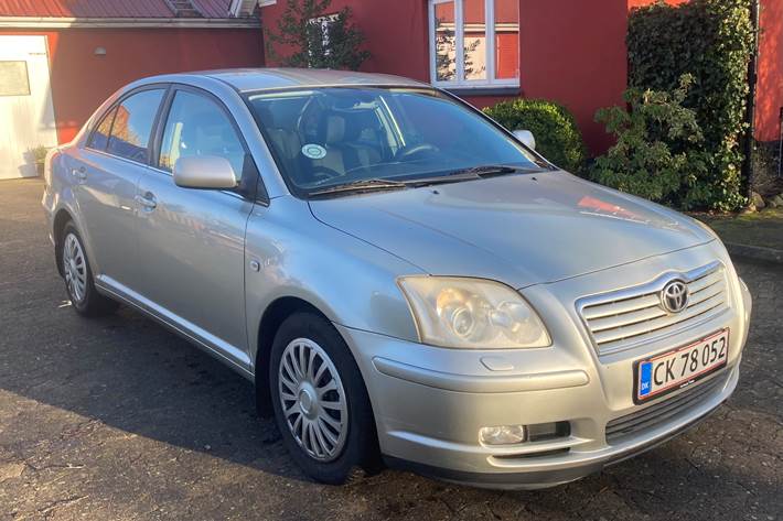 Sølv Toyota Avensis fra 2005