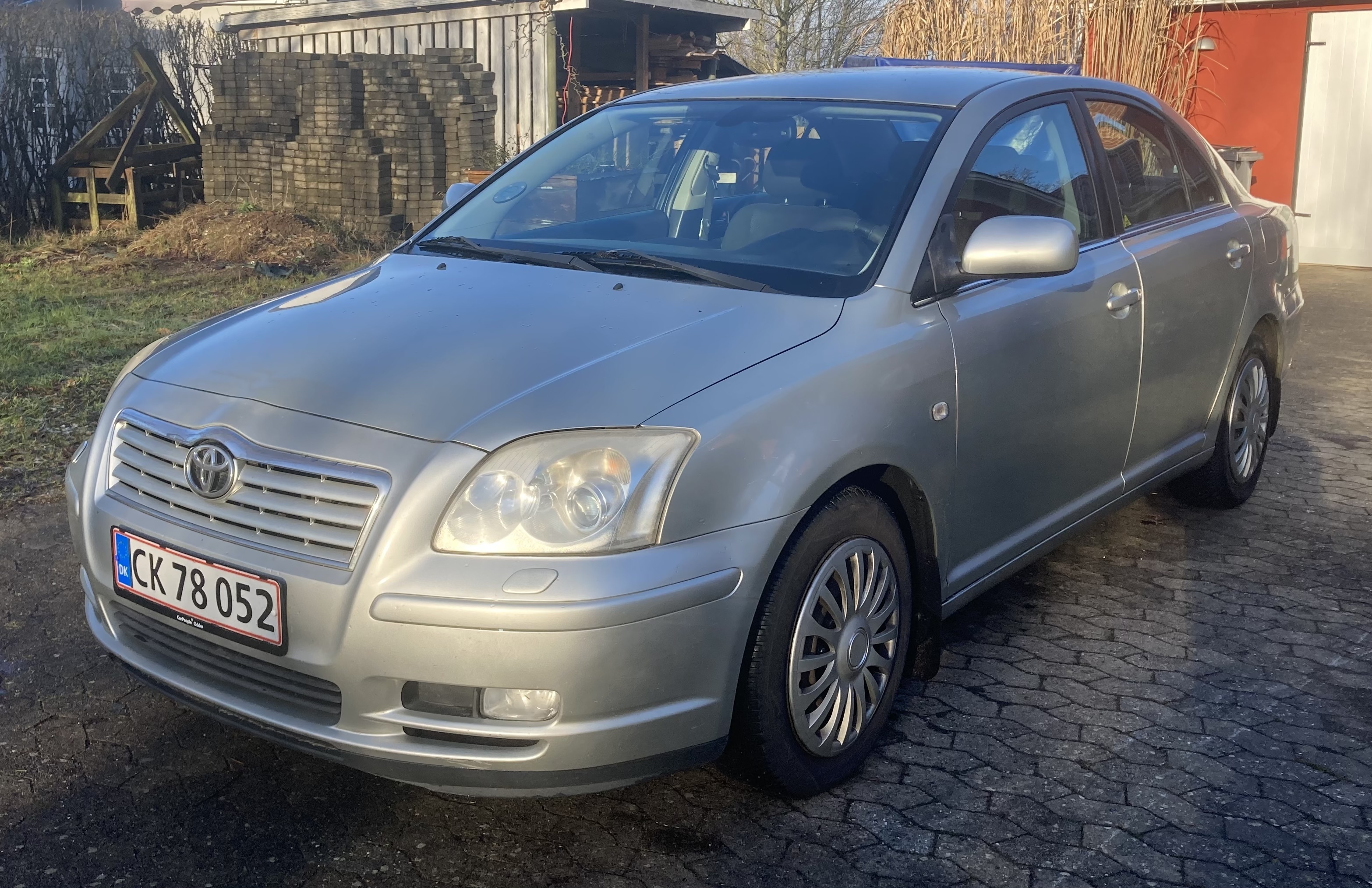 Sølv Toyota Avensis fra 2005