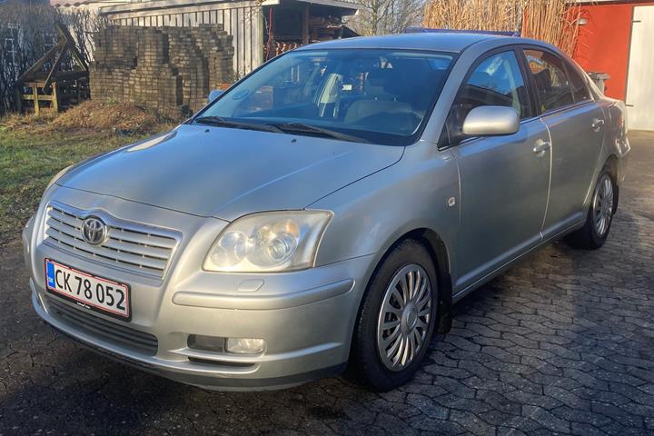 Sølv Toyota Avensis fra 2005