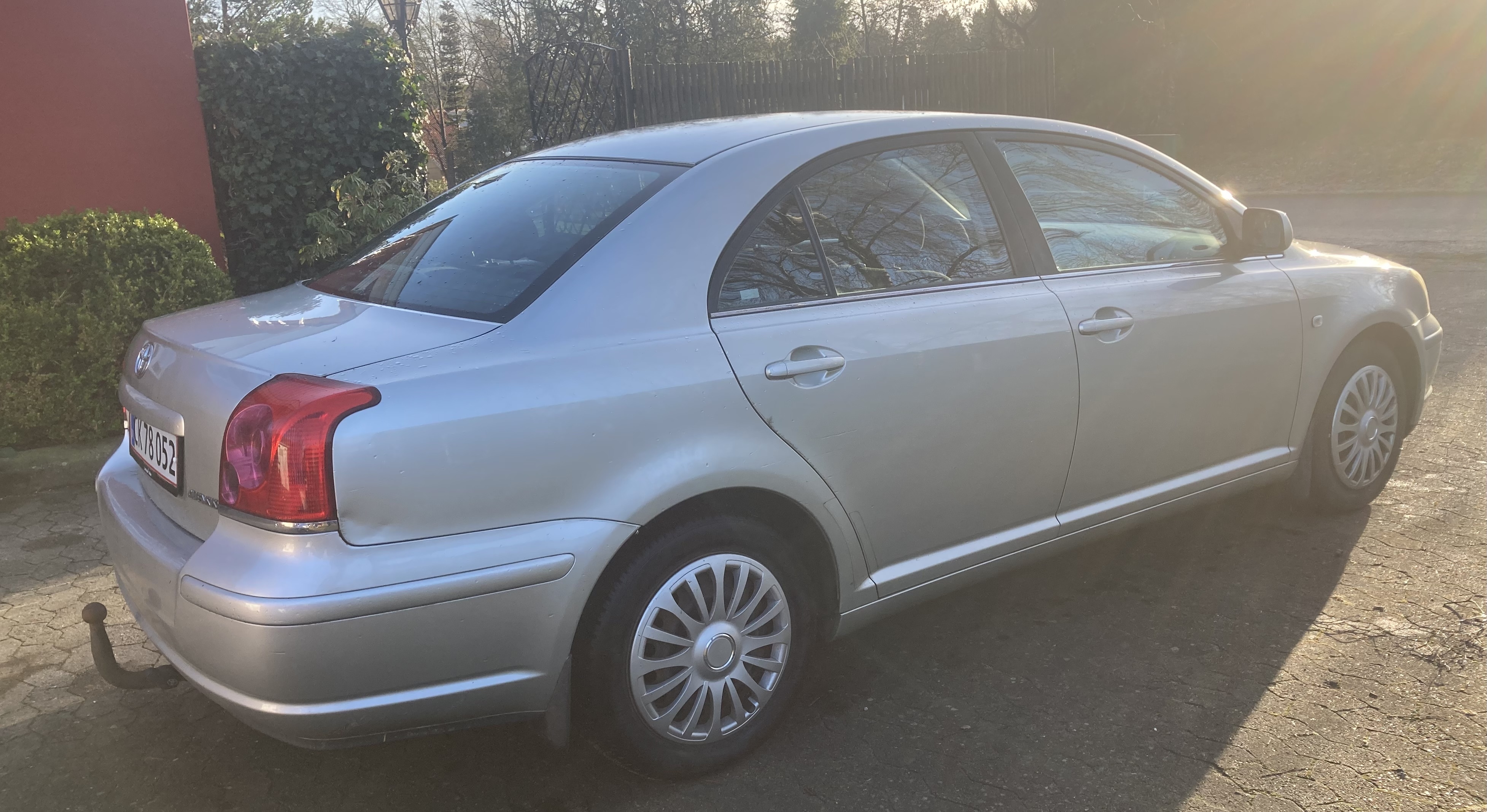 Sølv Toyota Avensis fra 2005