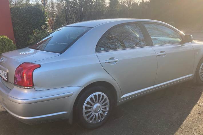 Sølv Toyota Avensis fra 2005