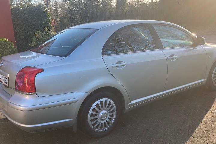 Sølv Toyota Avensis fra 2005