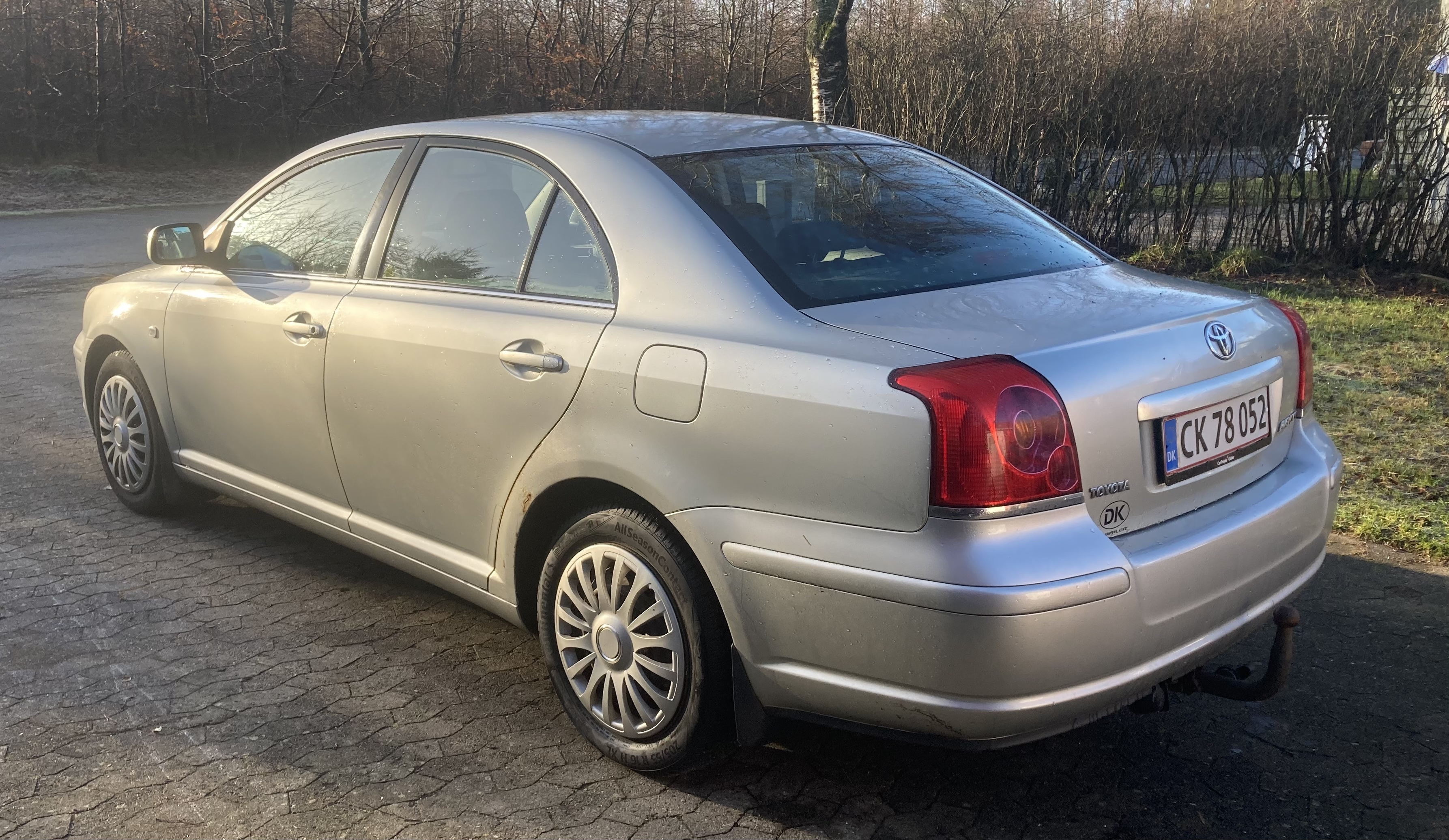 Sølv Toyota Avensis fra 2005