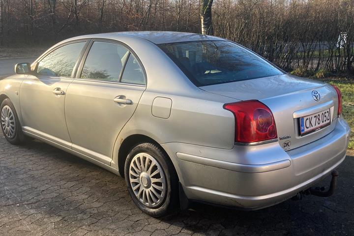 Sølv Toyota Avensis fra 2005