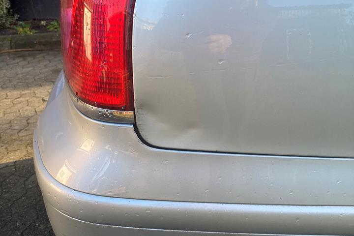 Sølv Toyota Avensis fra 2005