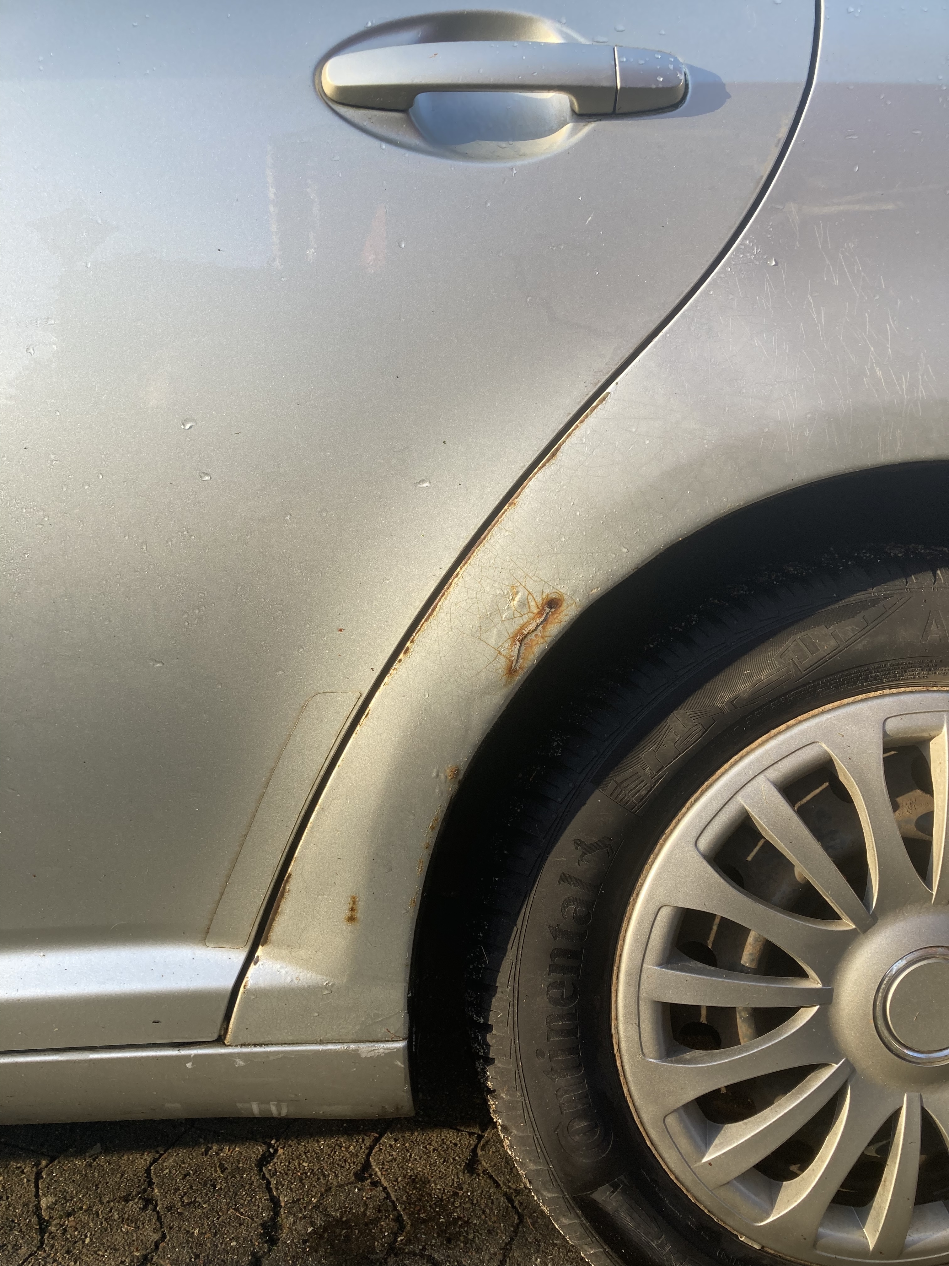 Sølv Toyota Avensis fra 2005
