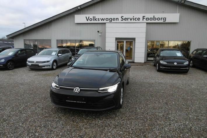Grå VW Golf VIII fra 2021