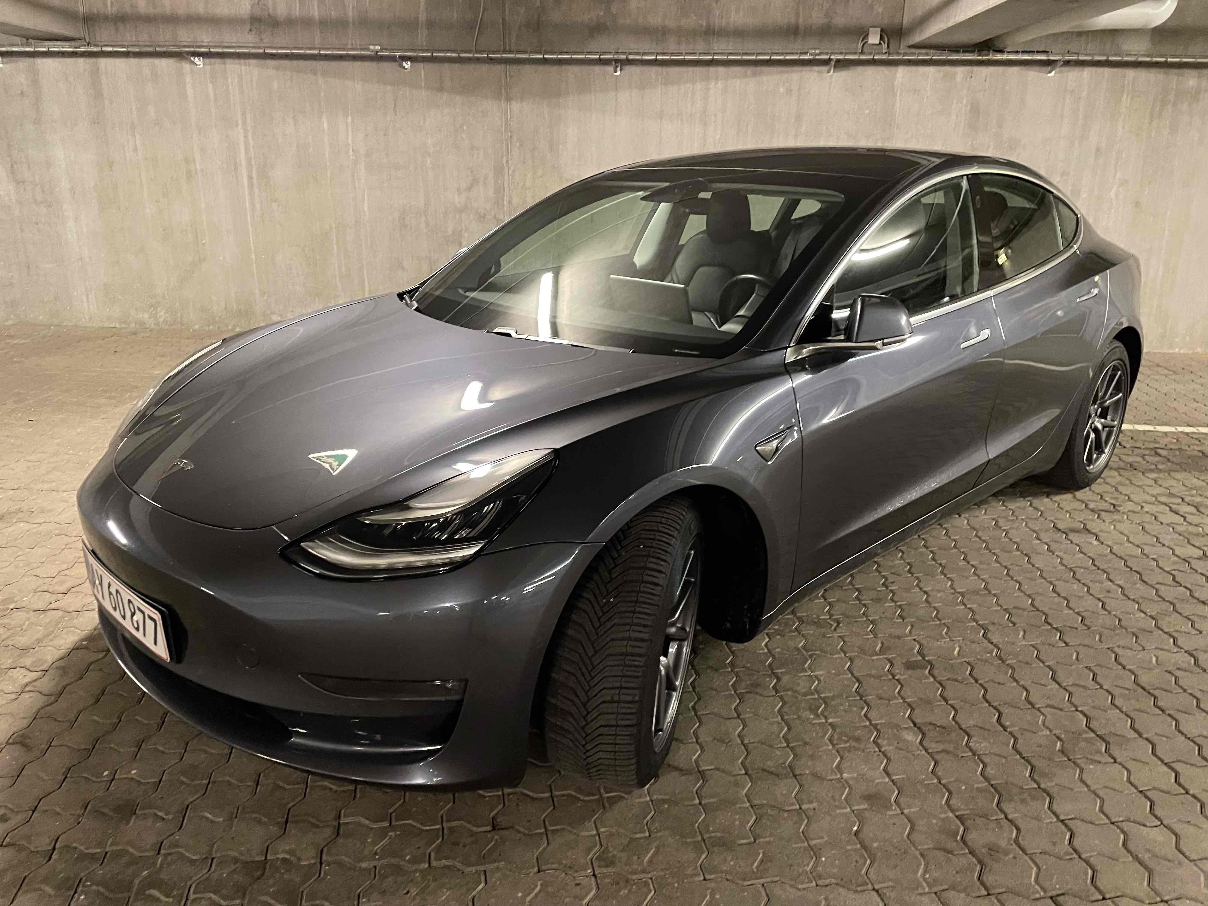 Grå Tesla Model 3 fra 2019