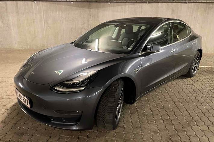 Grå Tesla Model 3 fra 2019