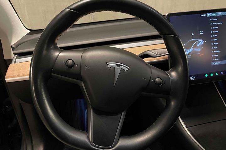 Grå Tesla Model 3 fra 2019