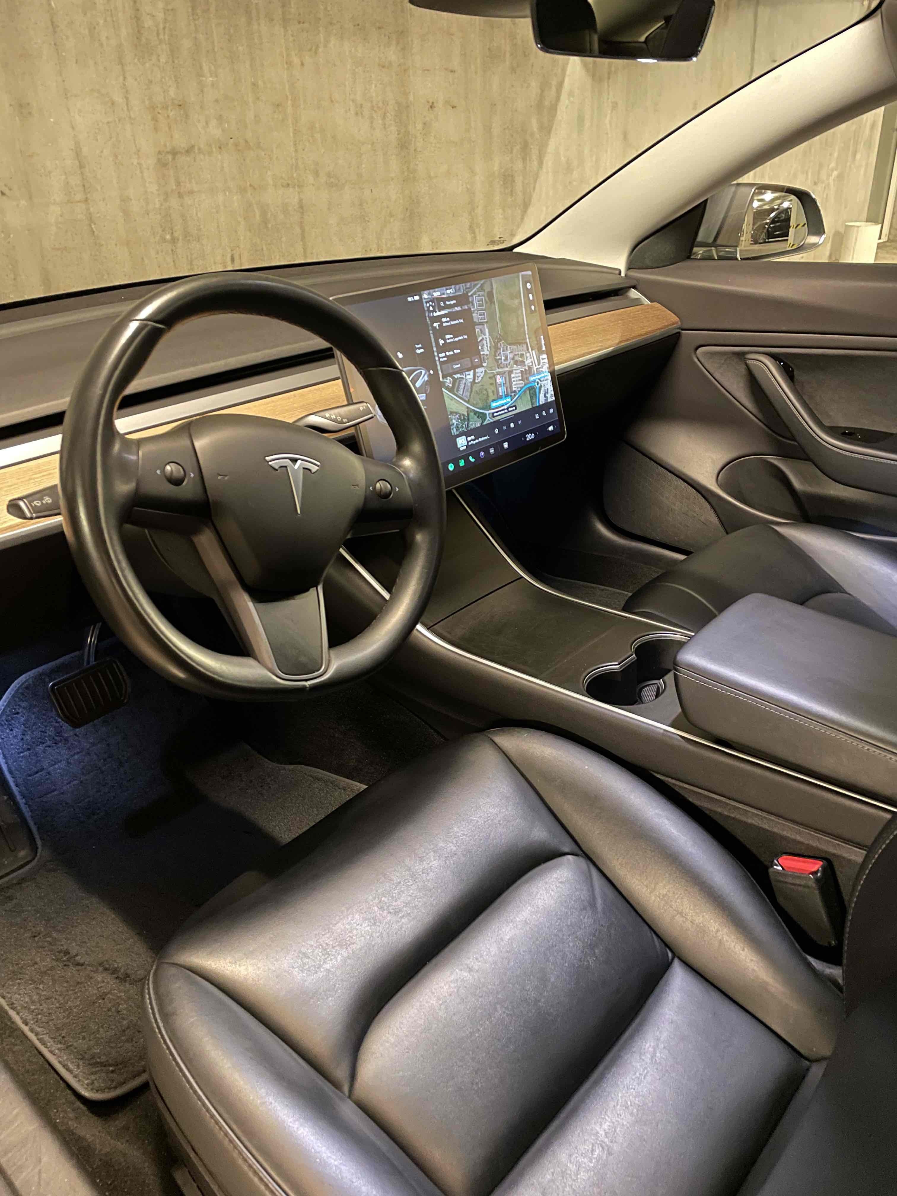 Grå Tesla Model 3 fra 2019