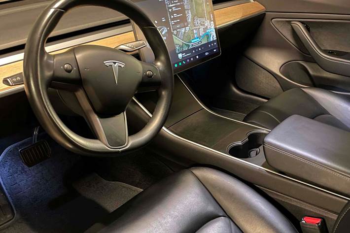 Grå Tesla Model 3 fra 2019