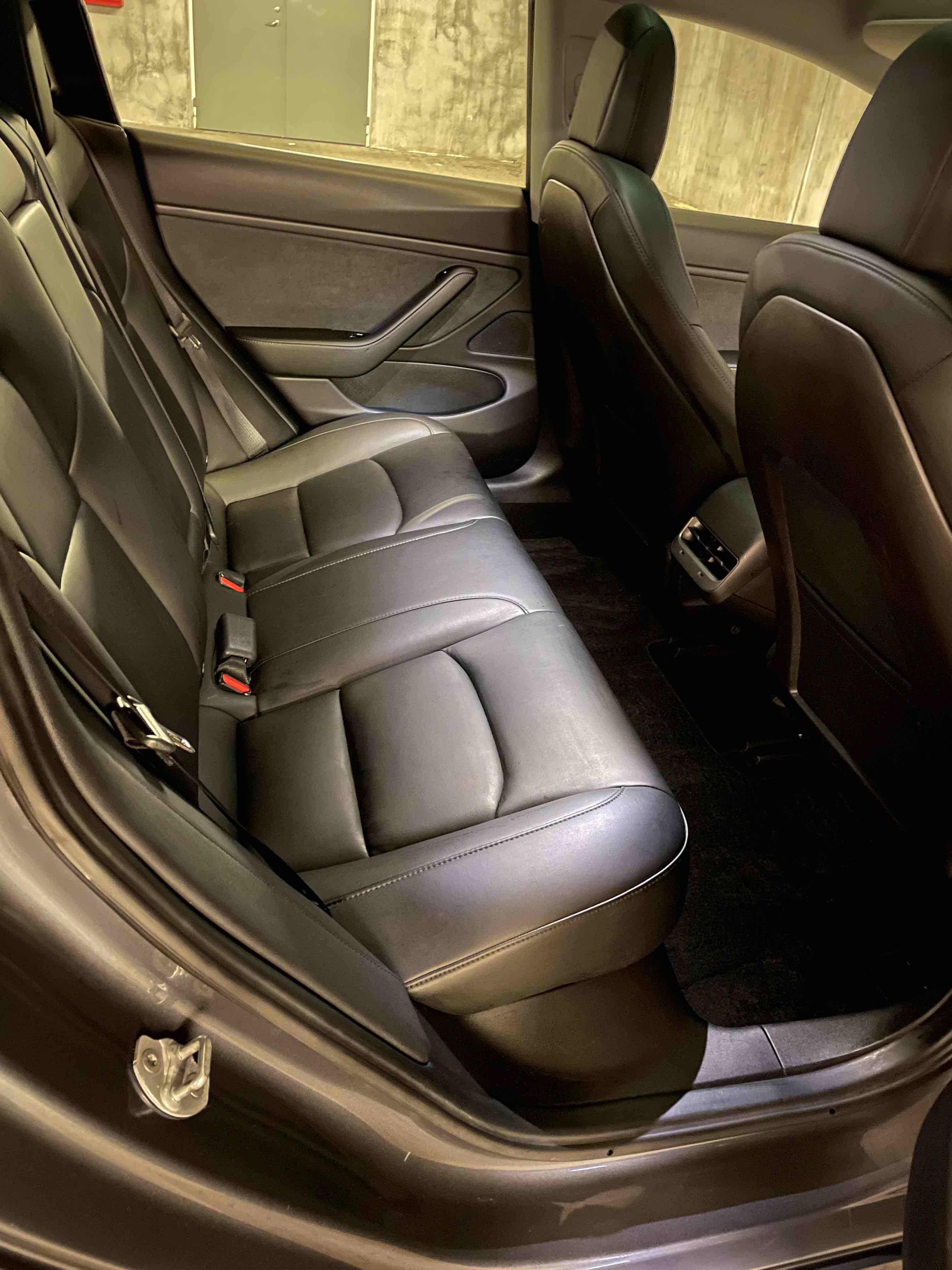 Grå Tesla Model 3 fra 2019