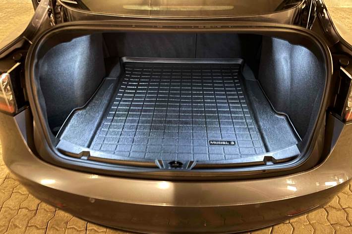 Grå Tesla Model 3 fra 2019