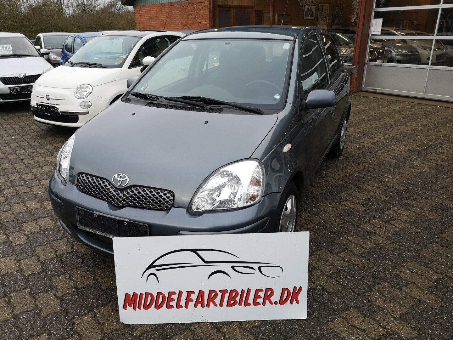 Grå Toyota Yaris fra 2005