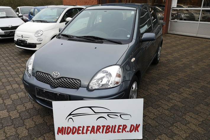 Grå Toyota Yaris fra 2005