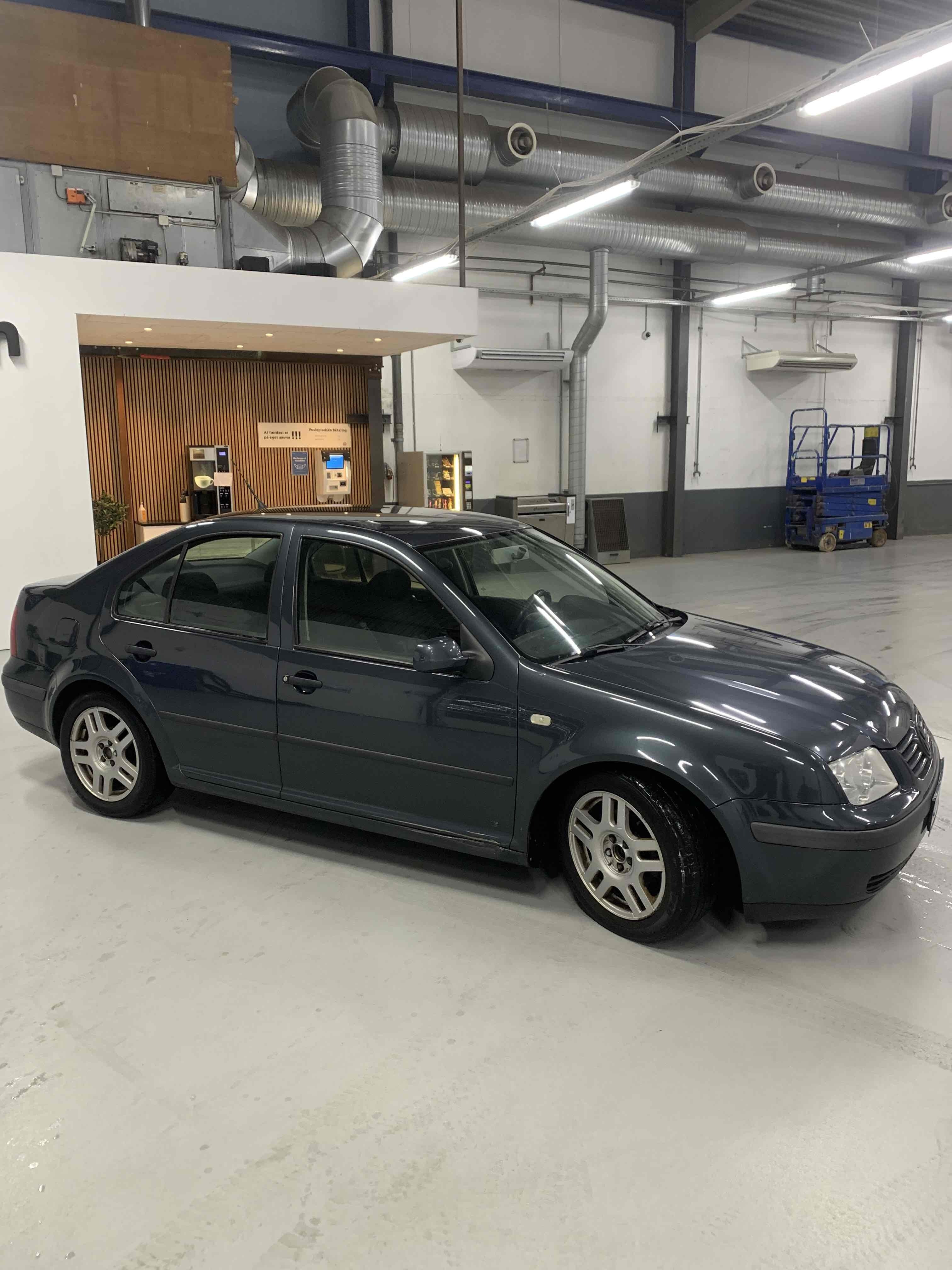 Grå VW Bora fra 1999