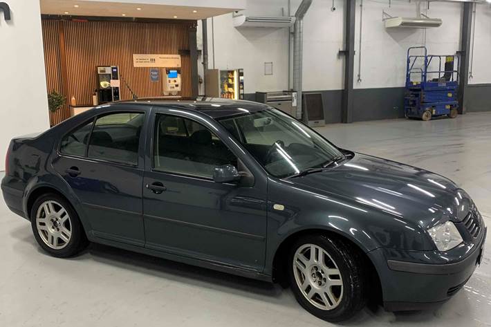 Grå VW Bora fra 1999