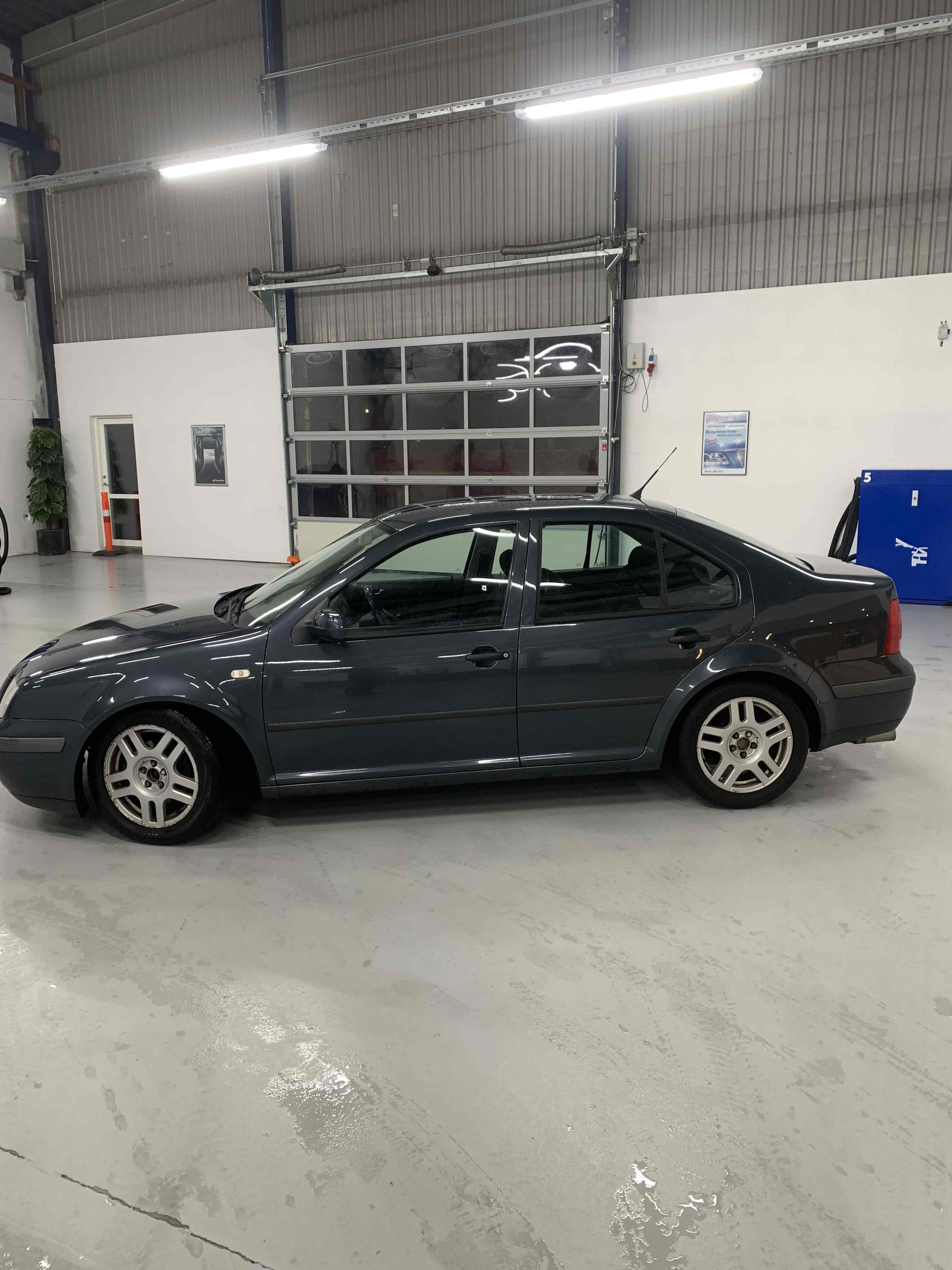 Grå VW Bora fra 1999