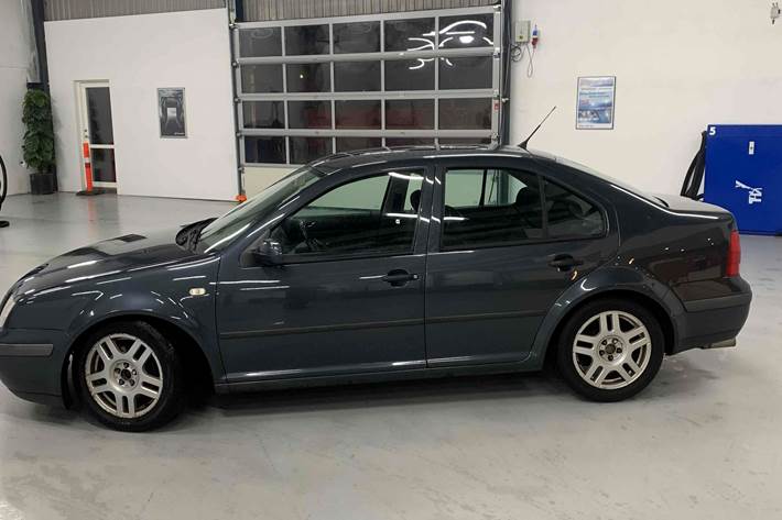 Grå VW Bora fra 1999