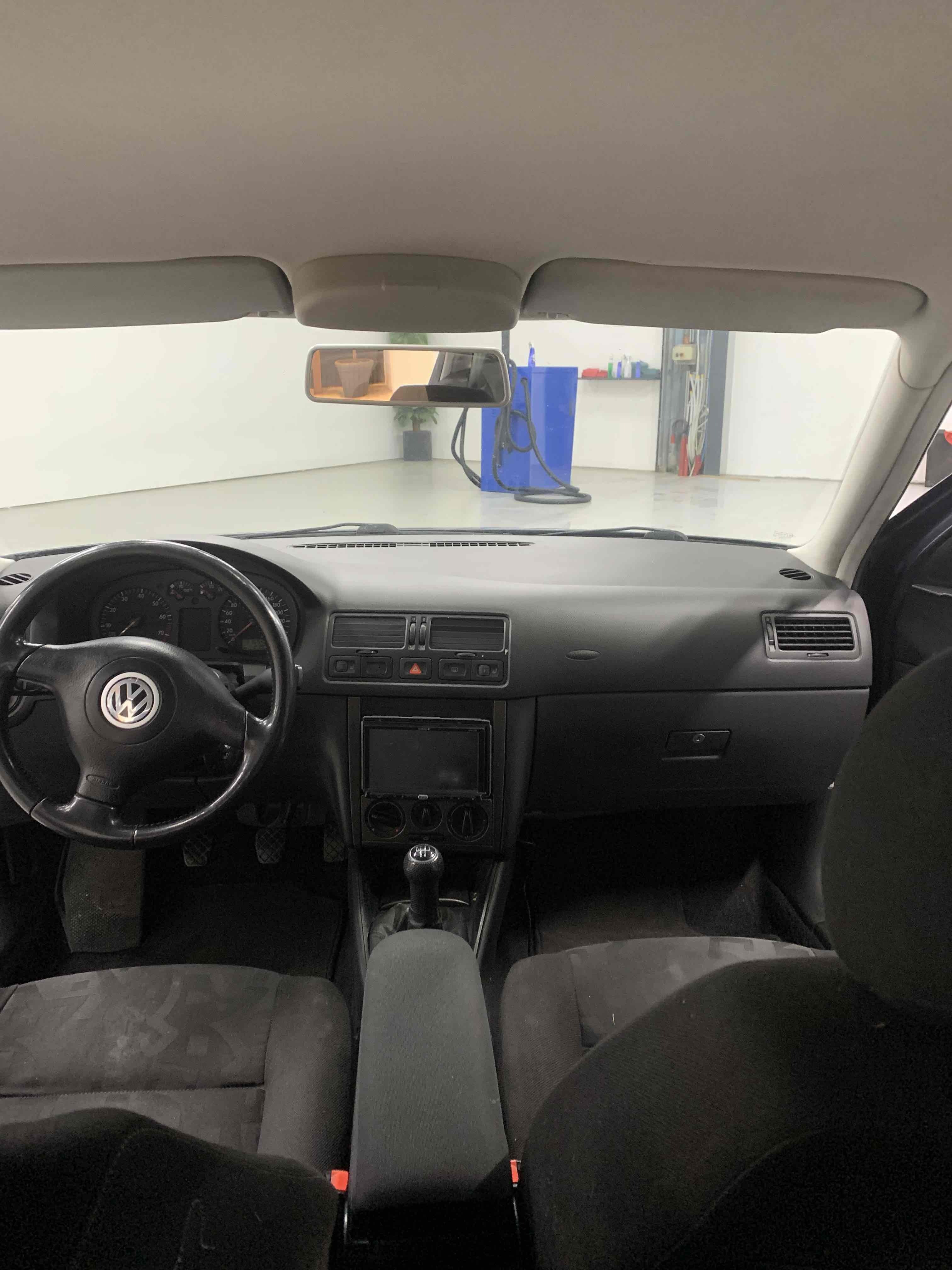 Grå VW Bora fra 1999