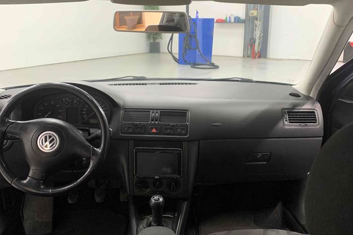 Grå VW Bora fra 1999