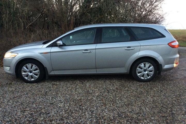 Sølv Ford Mondeo fra 2008