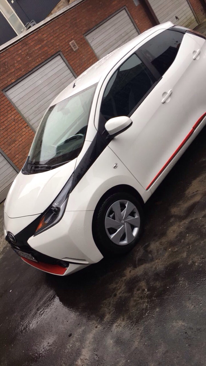 Hvid Toyota Aygo fra 2015