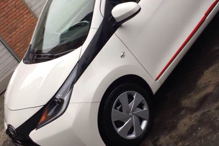 Hvid Toyota Aygo fra 2015