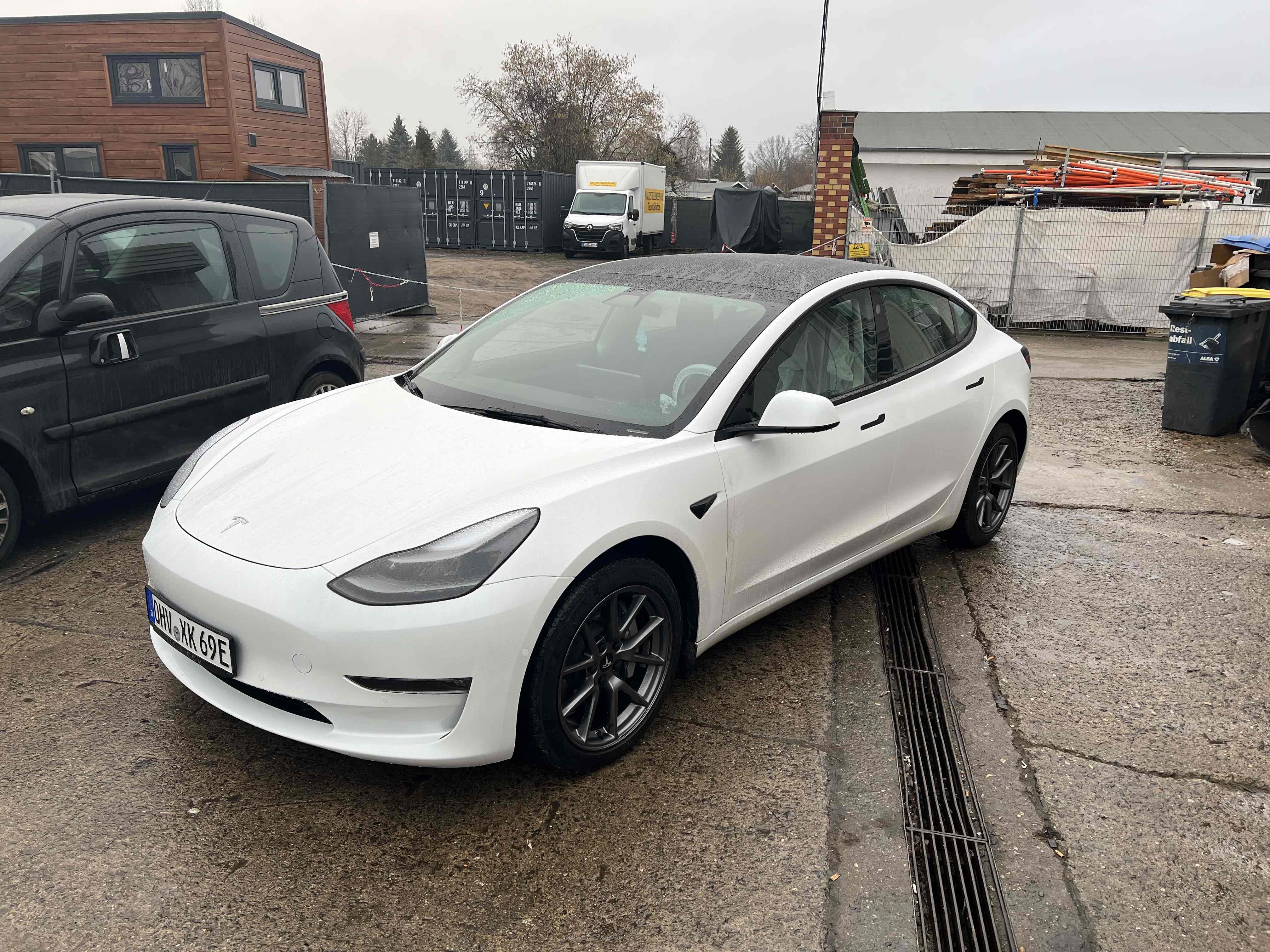 Hvid Tesla Model 3 fra 2021