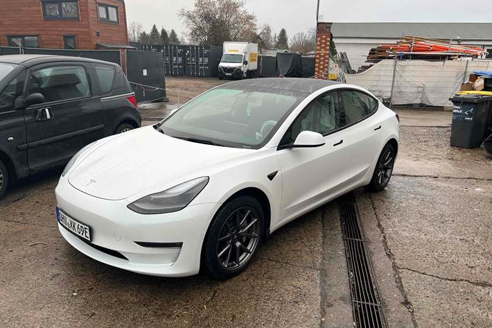 Hvid Tesla Model 3 fra 2021