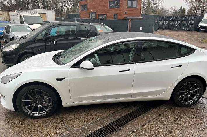 Hvid Tesla Model 3 fra 2021