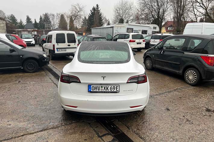 Hvid Tesla Model 3 fra 2021