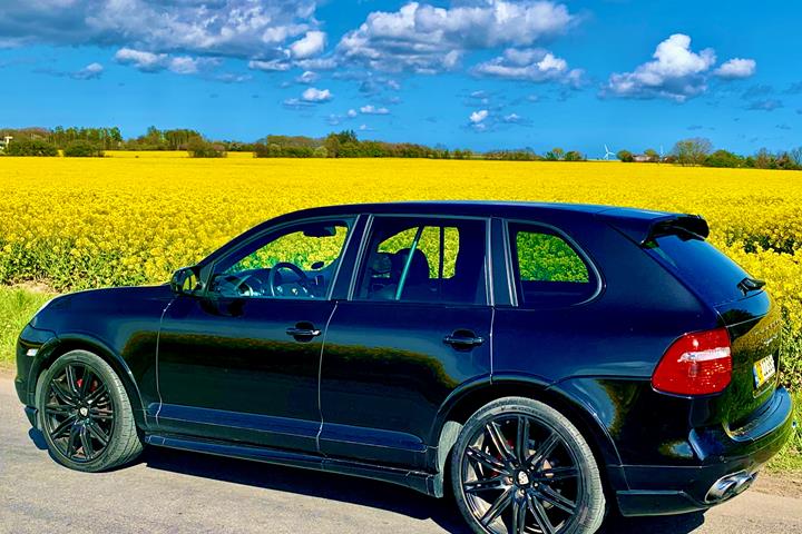Sort Porsche Cayenne GTS fra 2009