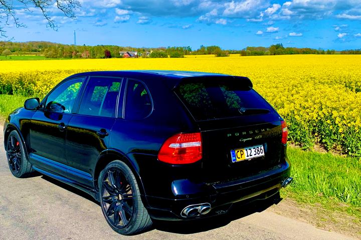 Sort Porsche Cayenne GTS fra 2009