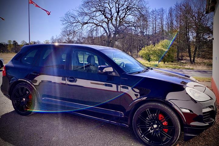 Sort Porsche Cayenne GTS fra 2009
