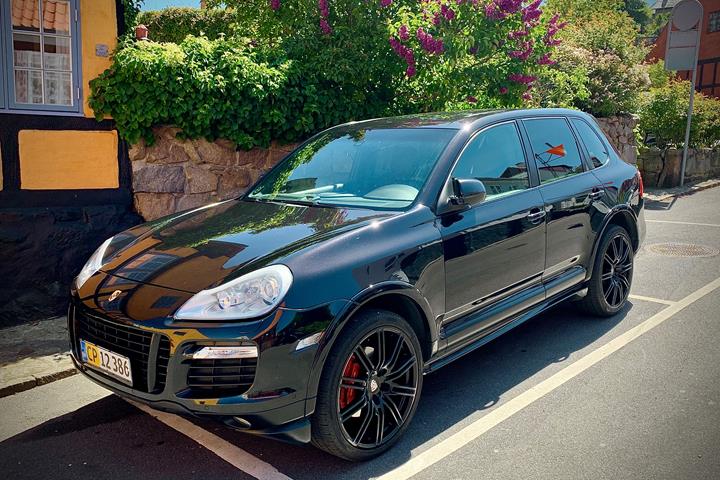 Sort Porsche Cayenne GTS fra 2009