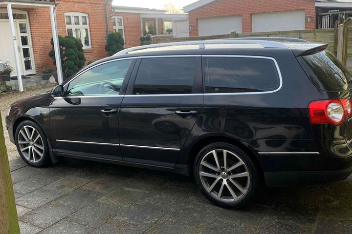 Sort VW Passat fra 2005