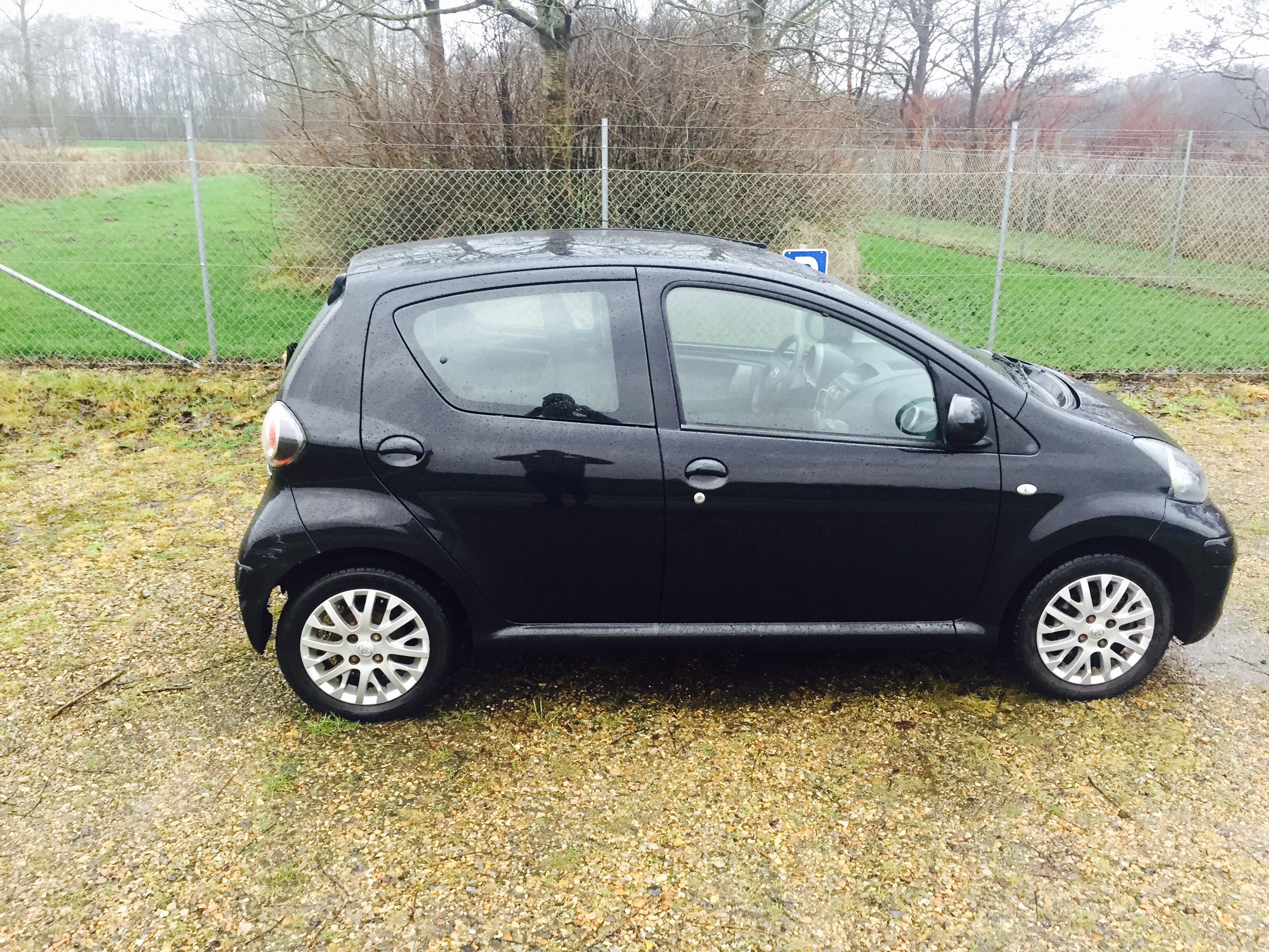 Sort Toyota Aygo fra 2009