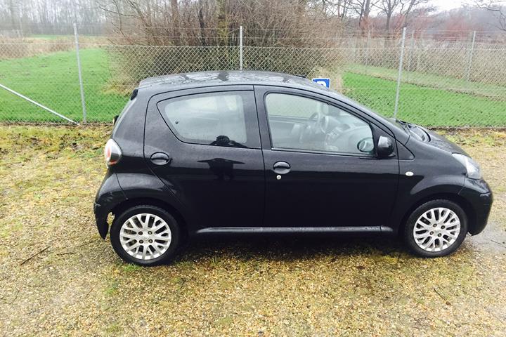 Sort Toyota Aygo fra 2009
