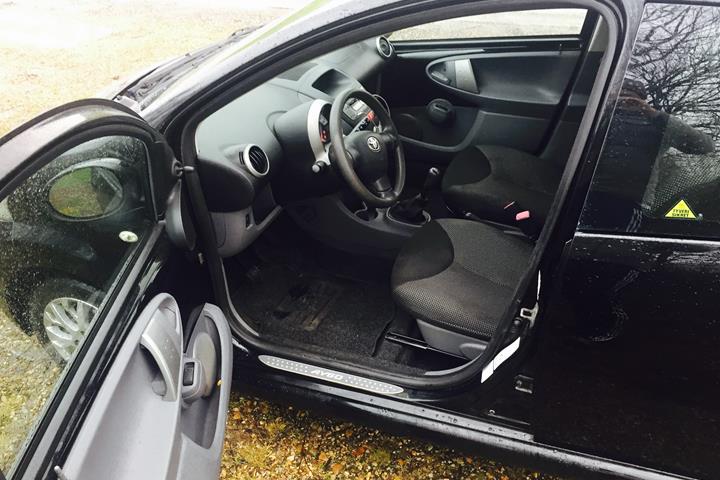 Sort Toyota Aygo fra 2009