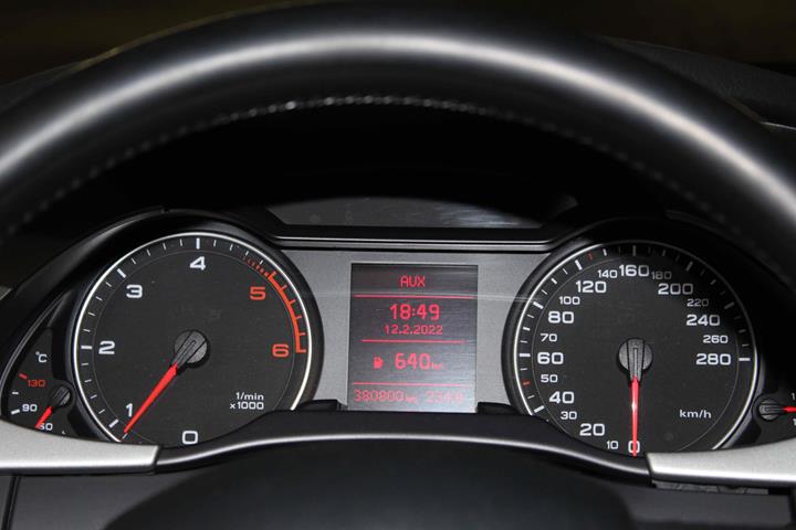 Grå Audi A4 fra 2008
