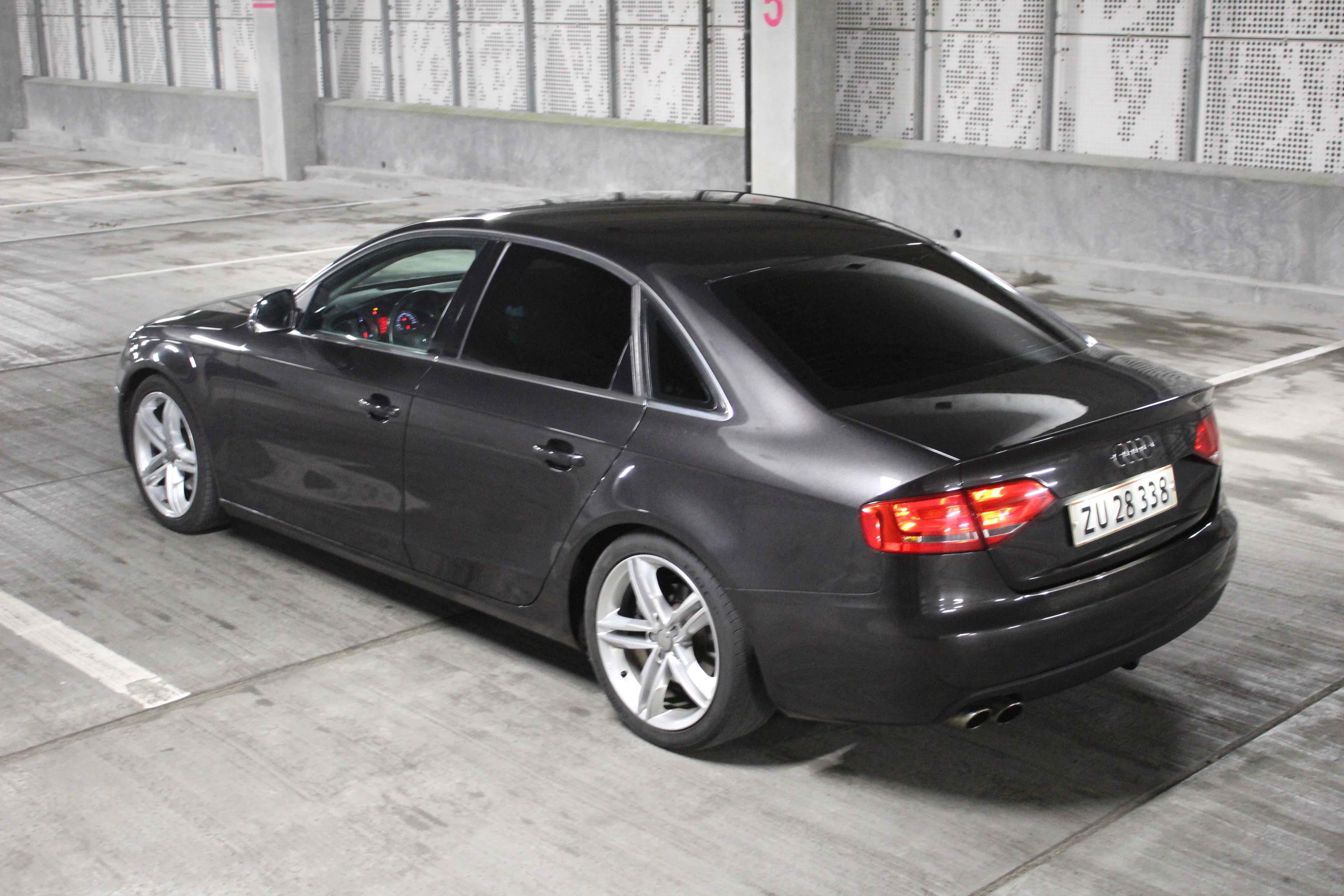 Grå Audi A4 fra 2008